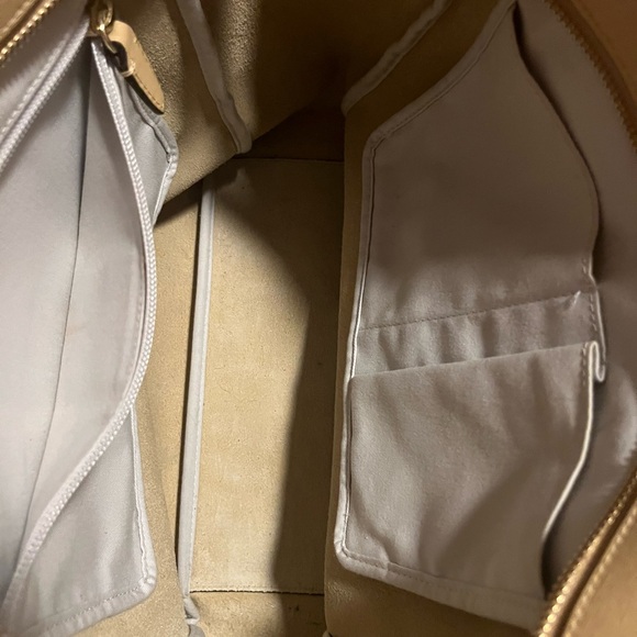 Beautiful Coach…Authentic & Classy Excellent condition..Large and spacious - Picture 2 of 7